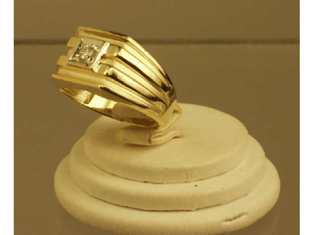 Appraisal: Gent's karat yellow gold ring set with a center diamond