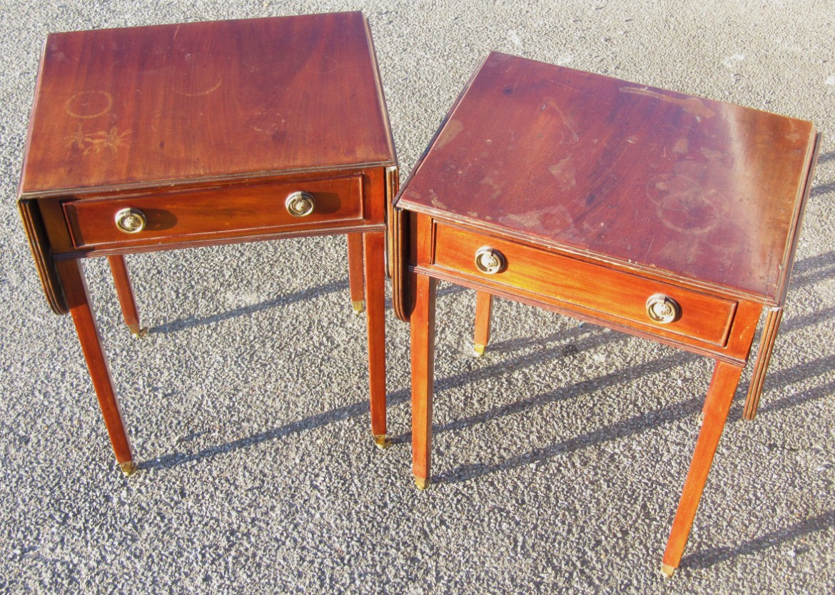 Appraisal: A pair of thC mahogany drop leaf sofa tables each