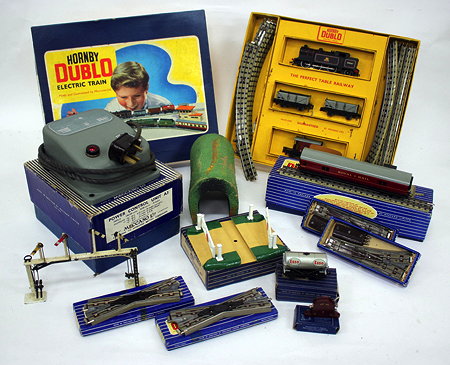 Appraisal: A HORNBY DUBLO ELECTRIC TRAIN SET NO EDG TANK GOODS