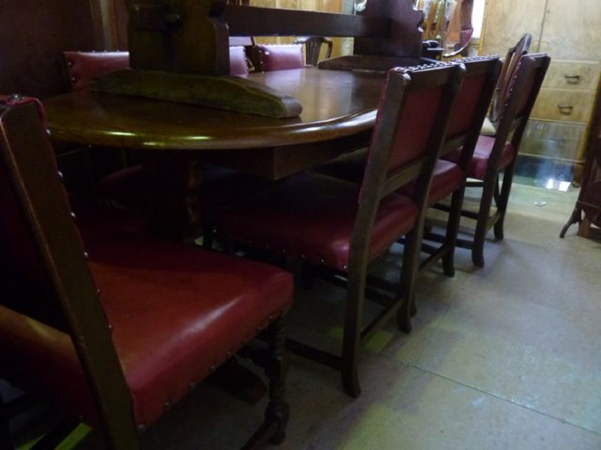 Appraisal: A reproduction D end pull out extending dining table with