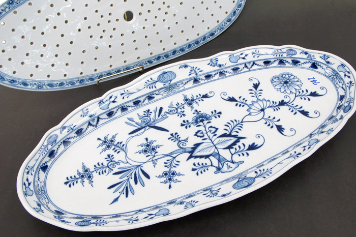 Appraisal: A GERMAN MEISSEN PORCELAIN FISH PLATTER AND INSERT in the