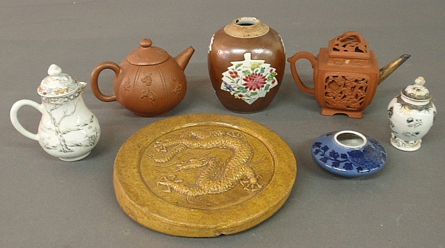 Appraisal: - Seven pieces of Chinese pottery TI a round glazed