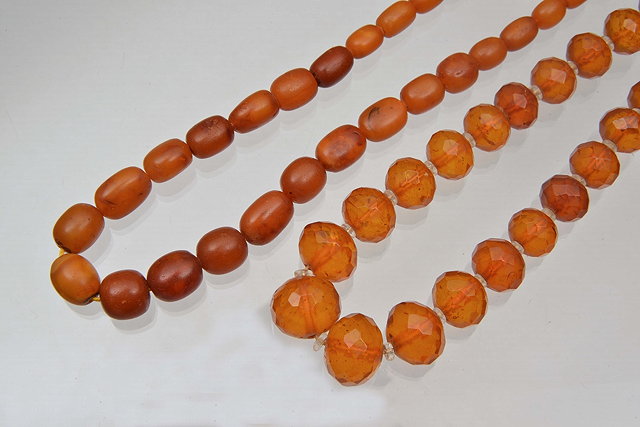 Appraisal: A GRADUATED AMBER BEAD NECKLACE long beads measuring mm down