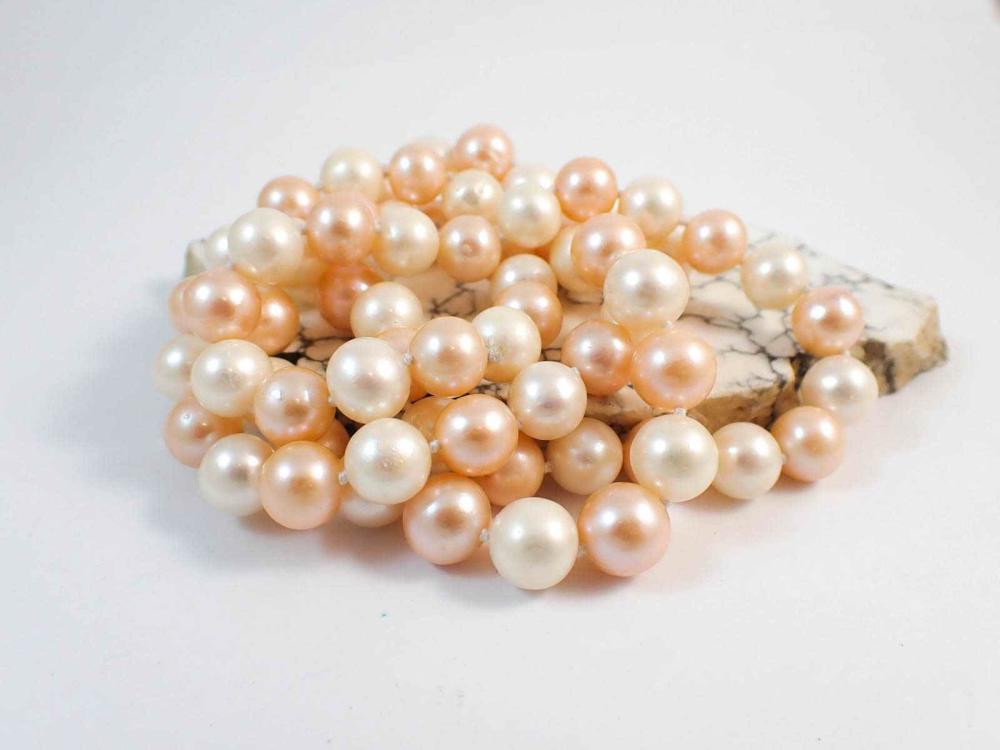 Appraisal: PEACH AND WHITE PEARL HAND-KNOTTED NECKLACE measuring - in length