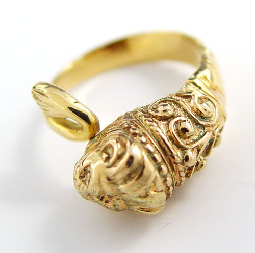 Appraisal: K FOO DOG FIGURAL RING K yellow gold ring depicting