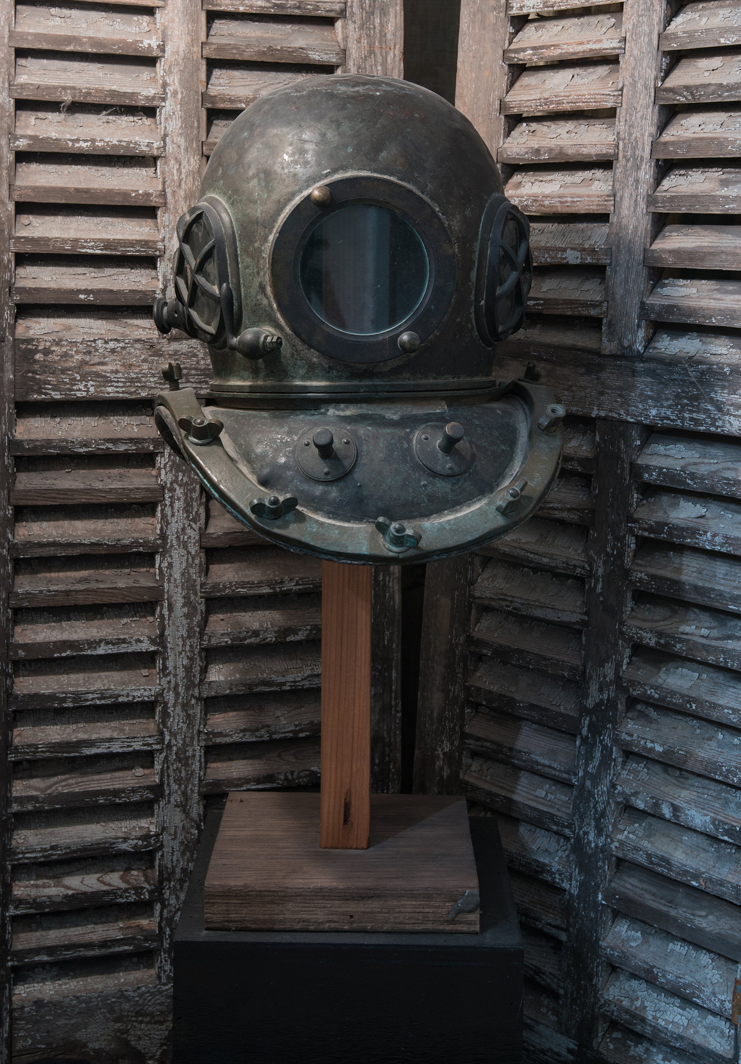 Appraisal: AN ANTIQUE JAPANESE DEEP SEA DIVING HELMET MOUNTED ON A