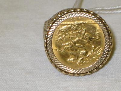 Appraisal: AN ELIZABETH II GOLD SOVEREIGN set in a ct gold