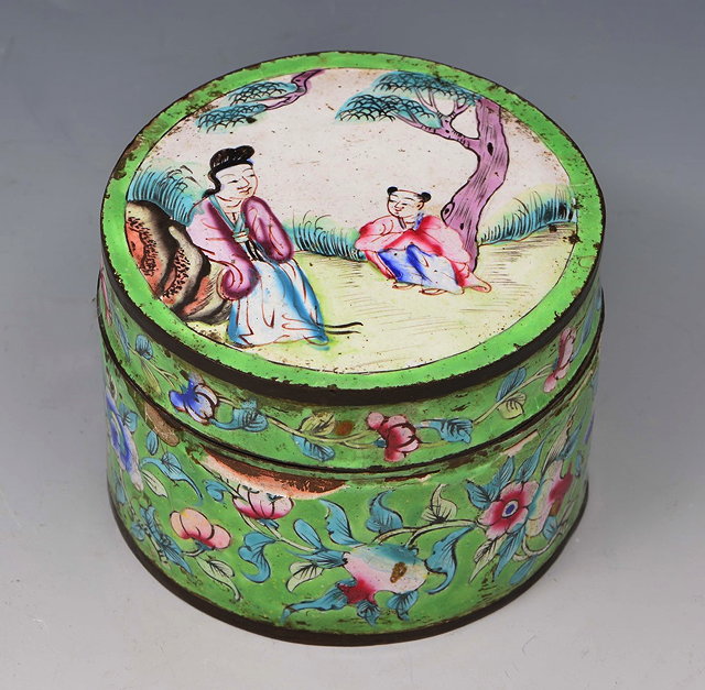 Appraisal: A CHINESE ENAMEL CIRCULAR BOX AND COVER with figure decoration