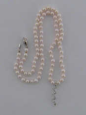 Appraisal: A single strand cultured pearl necklace composed of uniform cultured