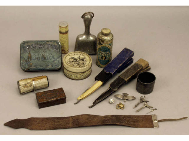 Appraisal: Collection of miscellaneous items including tins razors and more Estimate