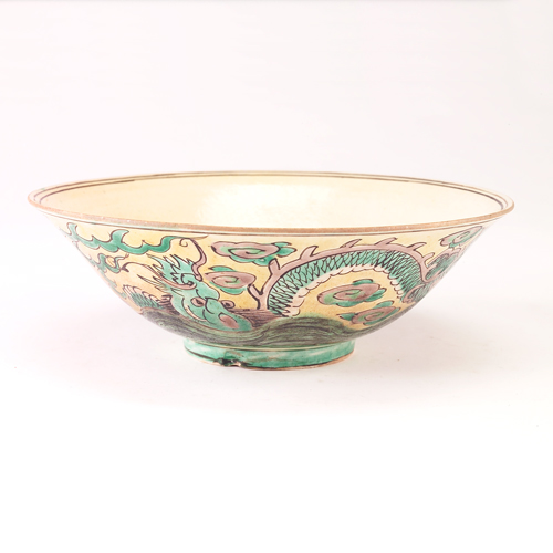 Appraisal: Chinese th c porcelain flaring bowl decorated with dragons in