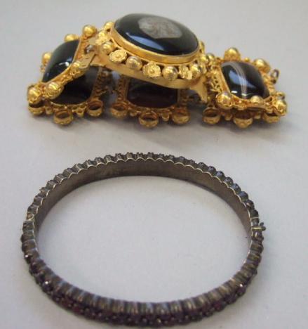 Appraisal: A Victorian gilt metal and agate set panel link bracelet