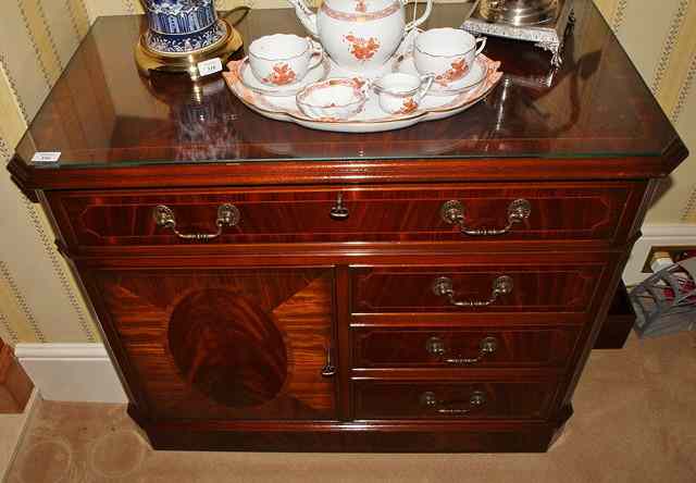 Appraisal: A MAHOGANY SIDE CABINET with walnut cross banded top and