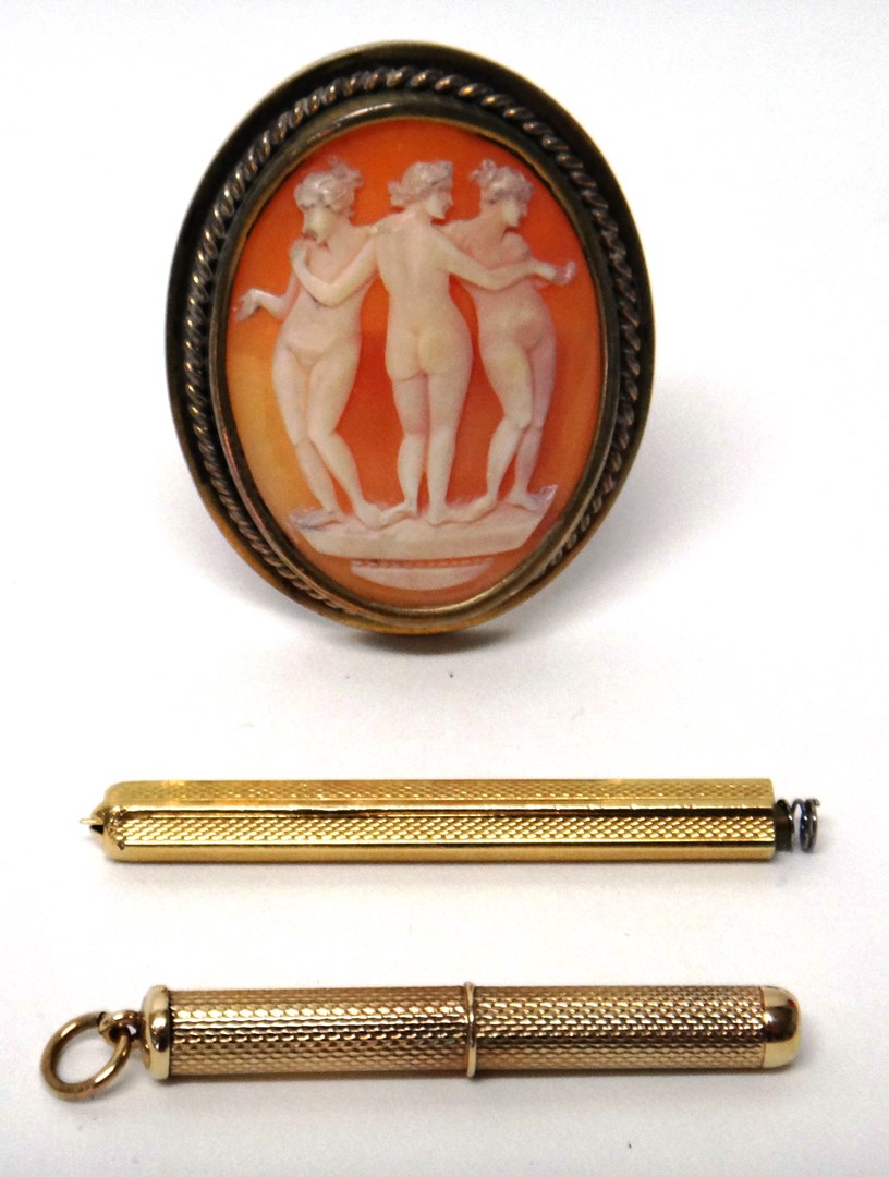 Appraisal: A ct gold cased propelling cigar pricker with engine turned