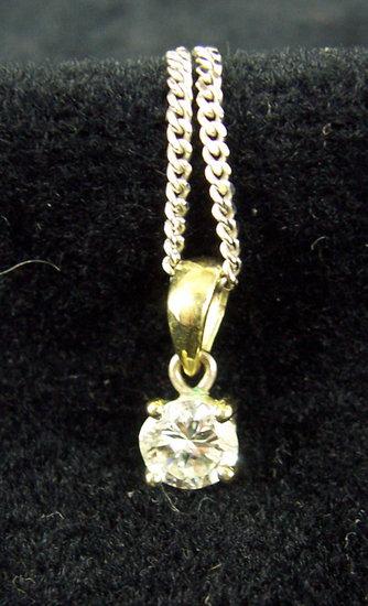 Appraisal: A solitaire diamond pendant on a slender chain