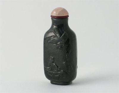 Appraisal: A Chinese black and white jade snuff bottle one side