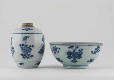 Appraisal: A Chinese blue and white ovoid vase painted with fruit