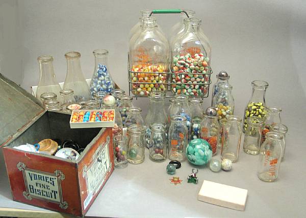 Appraisal: Quantity of machine made marbles Large quantity of mid-late th