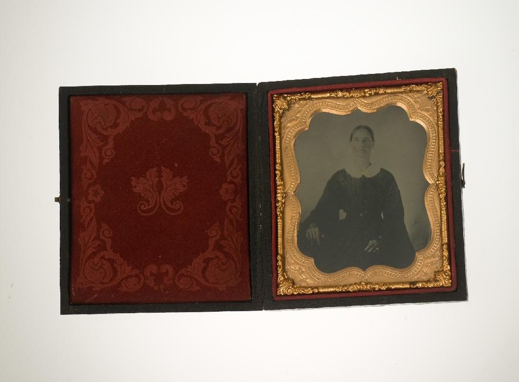 Appraisal: VICTORIAN PORTRAIT DAGUERROTYPE of a seated lady c - the