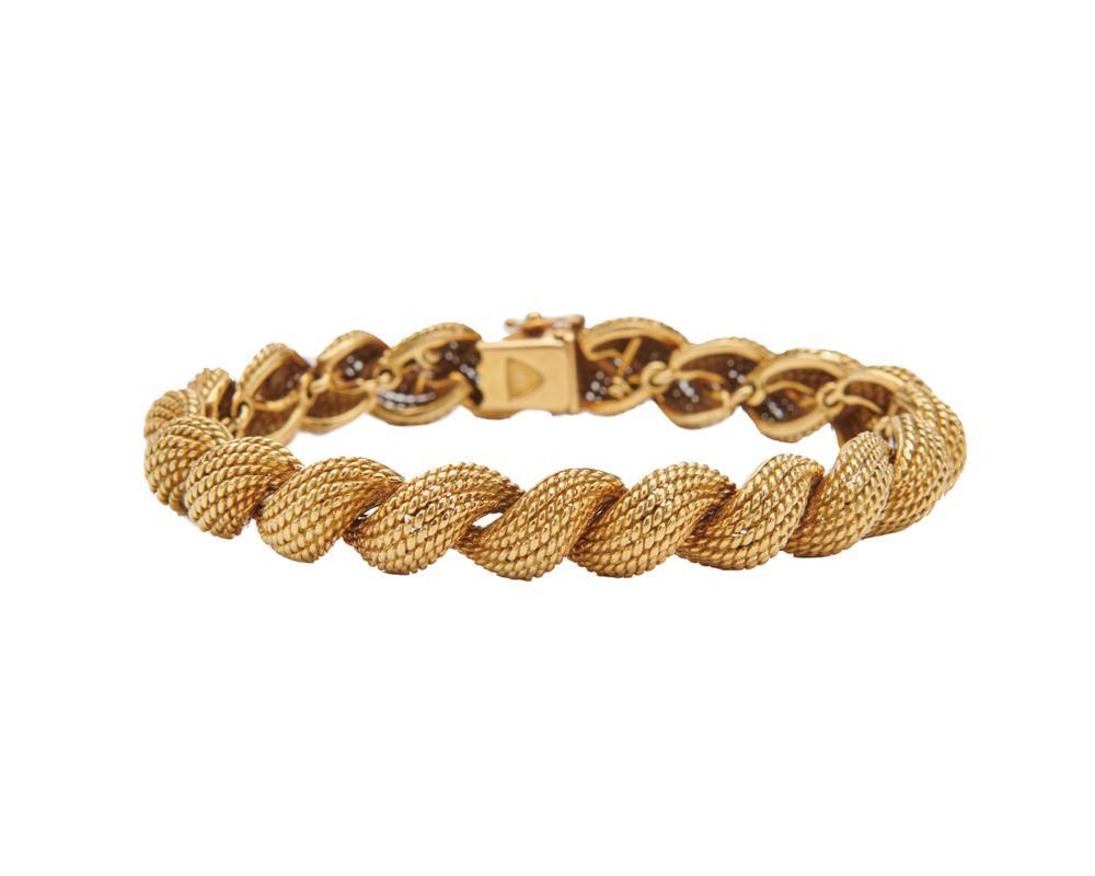 Appraisal: K Gold Link Bracelet comprising twisted macaroni links dwts lg