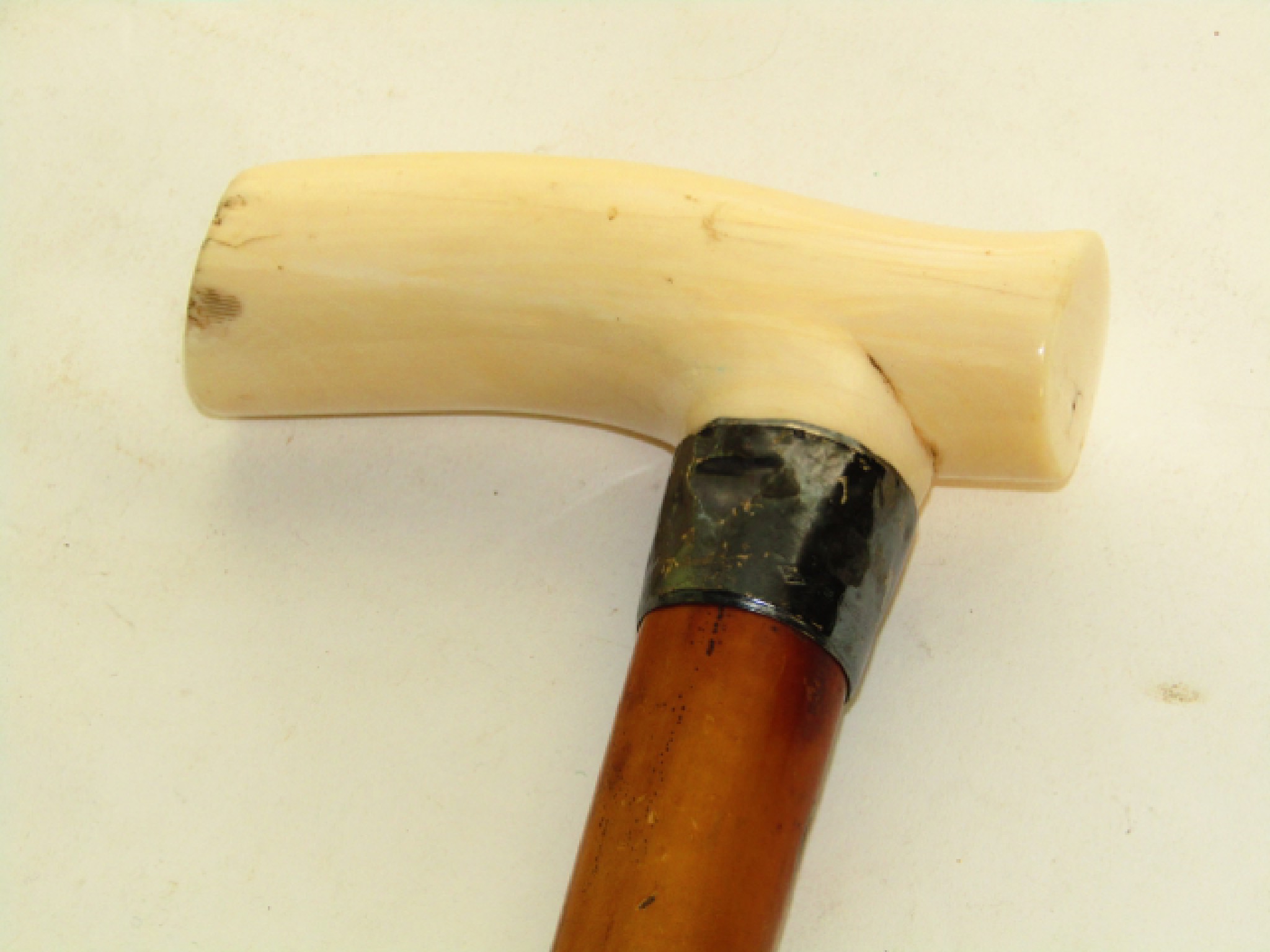 Appraisal: An antique Malacca walking stick terminating in a worked ivory