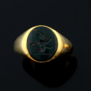 Appraisal: th century gold signet ring inset with bloodstone intaglio with