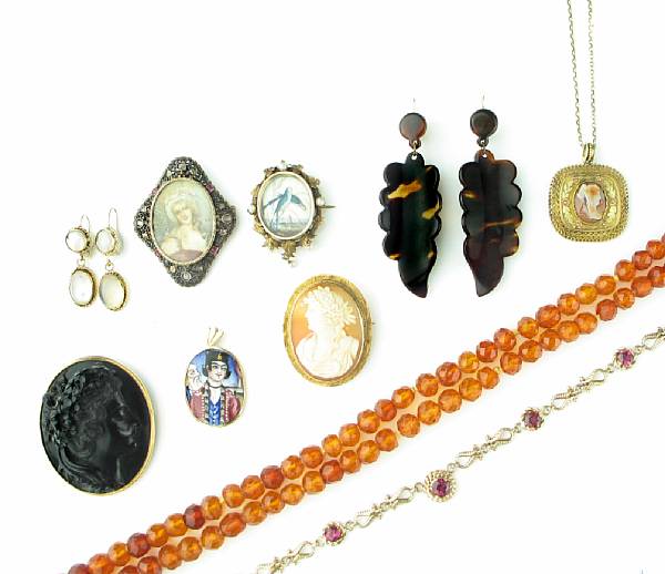 Appraisal: A collection of antique jewelry featuring two cameo brooches three