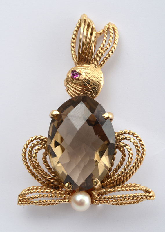 Appraisal: RETRO K YELLOW GOLD AND SMOKEY QUARTZ BUNNY PIN With