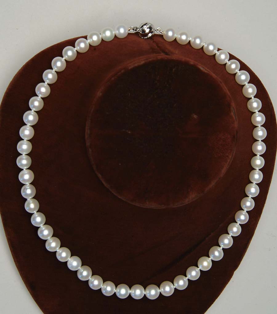 Appraisal: CULTURED PEARL NECKLACE Beautiful in necklace is made up of