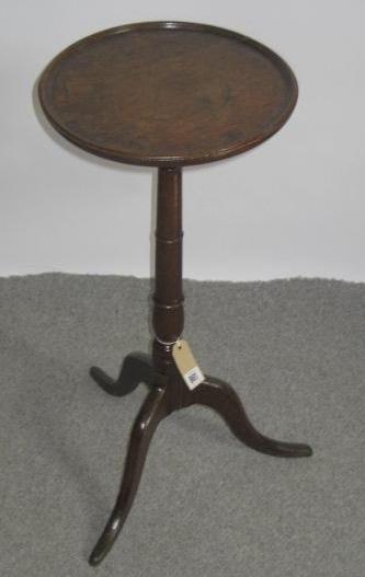 Appraisal: A GEORGIAN OAK CANDLESTAND late th century the circular tray