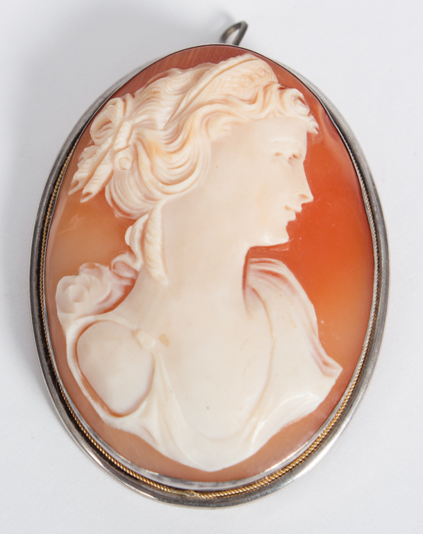 Appraisal: German shell cameo pendant brooch silver-mounted shell cameo pendant or