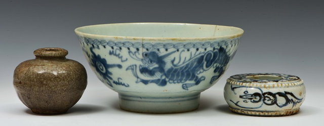 Appraisal: The McKelney CollectionA CHINESE MING PORCELAIN PROVINCIAL BLUE AND WHITE