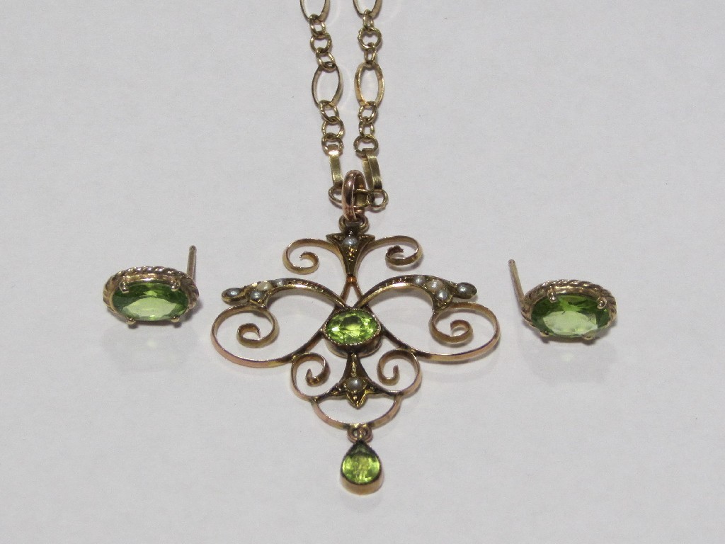 Appraisal: Edwardian ct gold peridot and seed pearl set pendant on