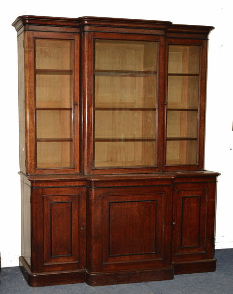 Appraisal: A VICTORIAN BREAK FRONT OAK LIBRARY BOOKCASE the upper section