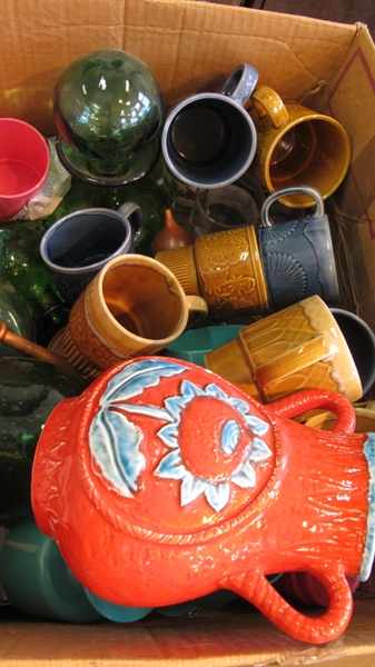 Appraisal: A BOX OF ASSORTED CROCKERY INCLUDING MUGS AND GLASSWARE