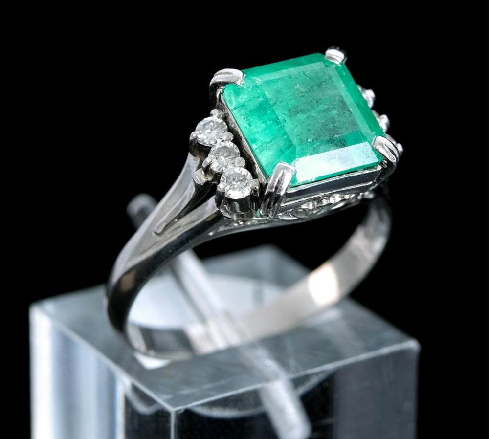 Appraisal: ESTATE PLATINUM CT EMERALD DIAMOND RINGEstate Platinum ring having a