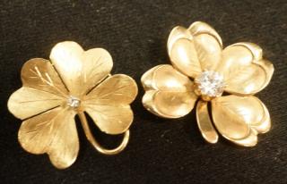 Appraisal: pc K Gold Clover Pins w Center Stone smaller is