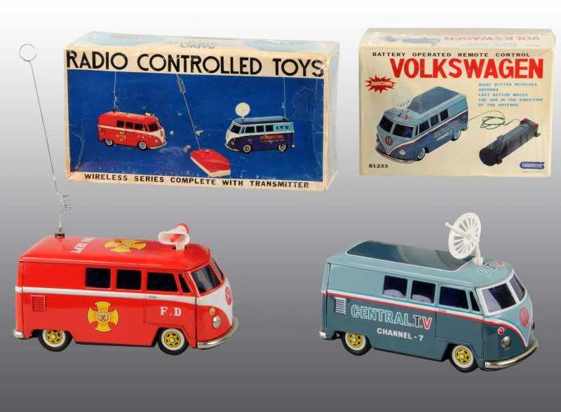 Appraisal: Lot of Tin Volkswagen Bus Battery-Op Toys Description Japanese Working