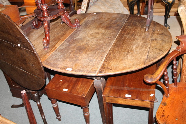 Appraisal: A TH CENTURY OAK GATELEG DROP FLAP DINING TABLE of