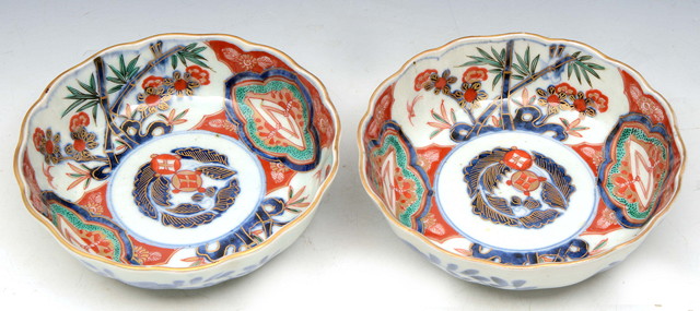 Appraisal: A PAIR OF JAPANESE IMARI BOWLS with serrated rims panels