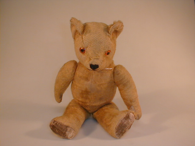 Appraisal: A Mohair teddy bear with hump growler and glass eyes