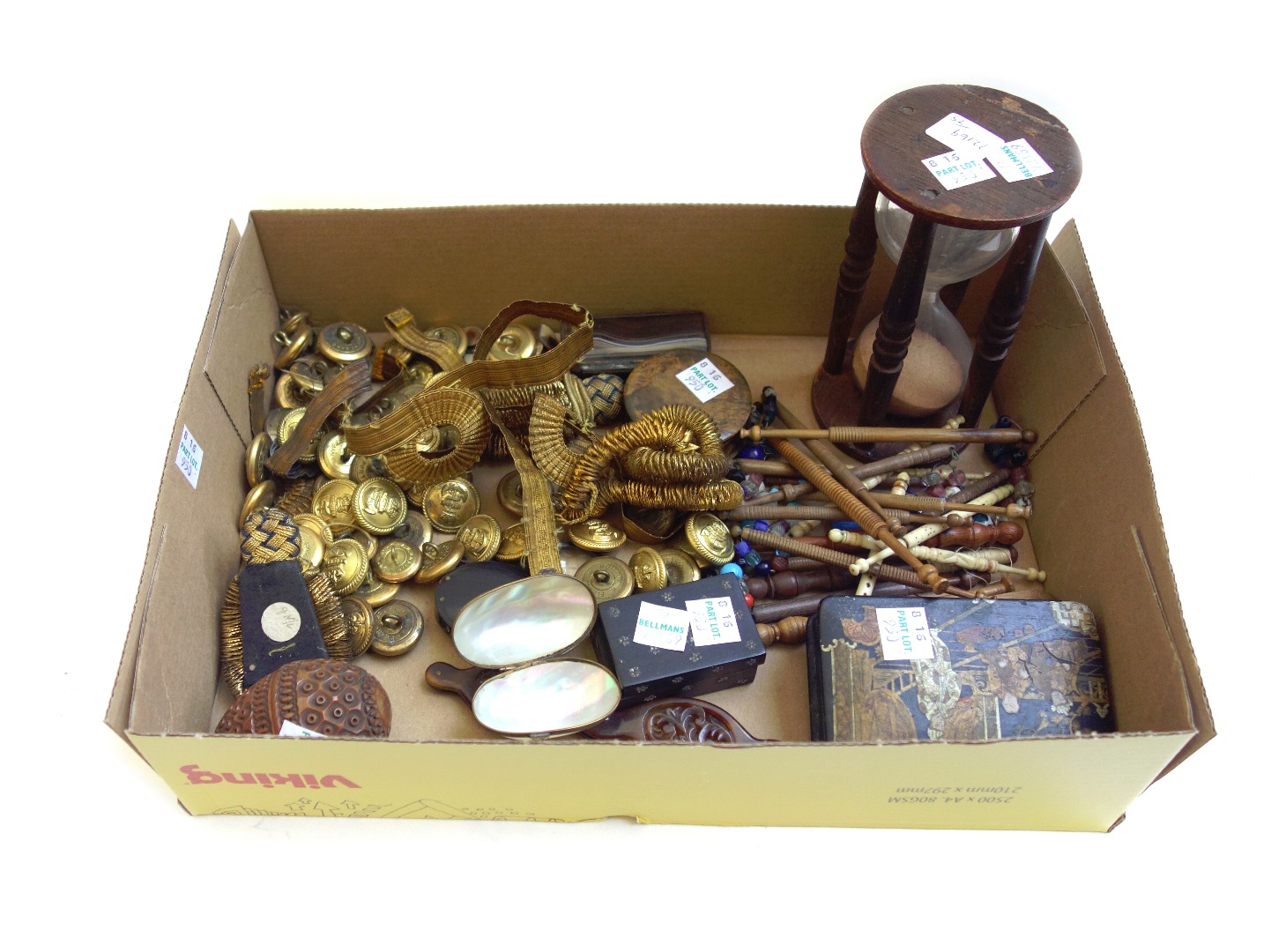 Appraisal: A quantity of small collectables including naval brass buttons and