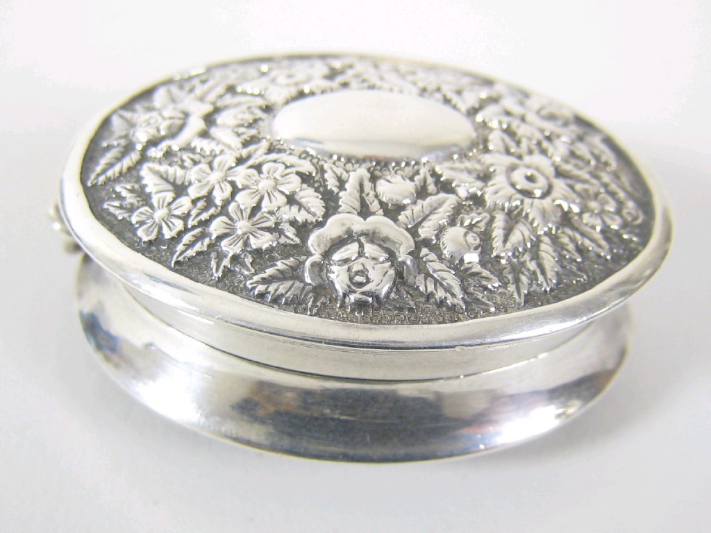 Appraisal: A Victorian oval Vinaigrette with floral and leafage embossing vacant