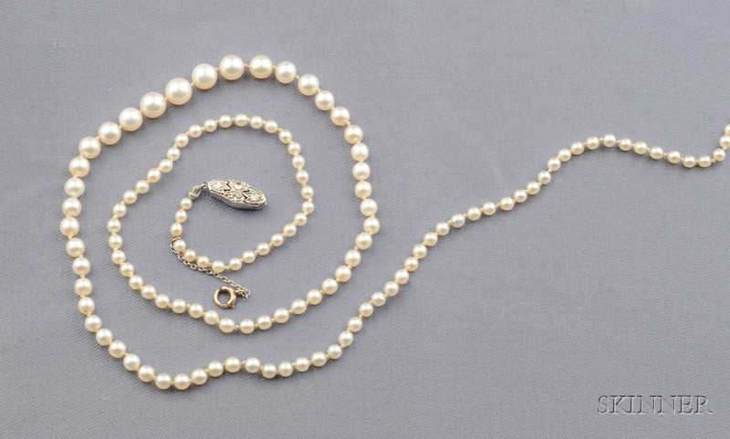 Appraisal: Natural Pearl Necklace composed of ivorytone pearls with rose overtones