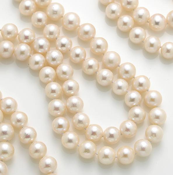 Appraisal: A freshwater cultured pearl necklace cultured pearls measuring approximately mm