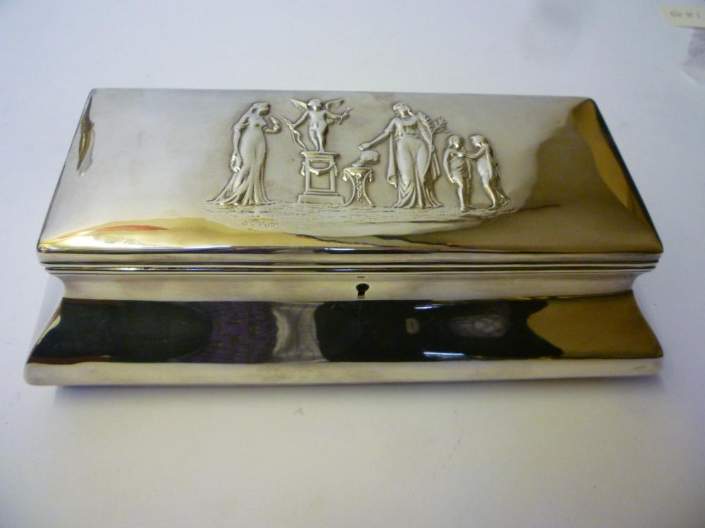 Appraisal: AN EDWARDIAN JEWELLERY CASKET maker William Comyns London of waisted