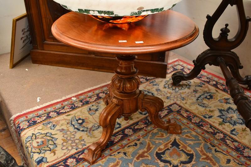 Appraisal: A VICTORIAN TRIPOD BASE WINE TABLE A VICTORIAN TRIPOD BASE