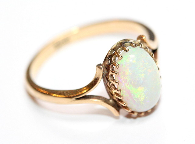 Appraisal: AN OPAL SET DRESS RING oval white opal set with