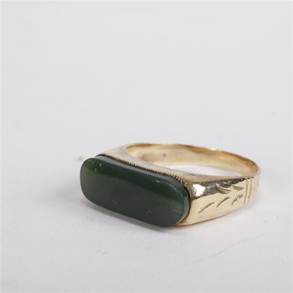 Appraisal: Yellow gold k jade ring dwt Size