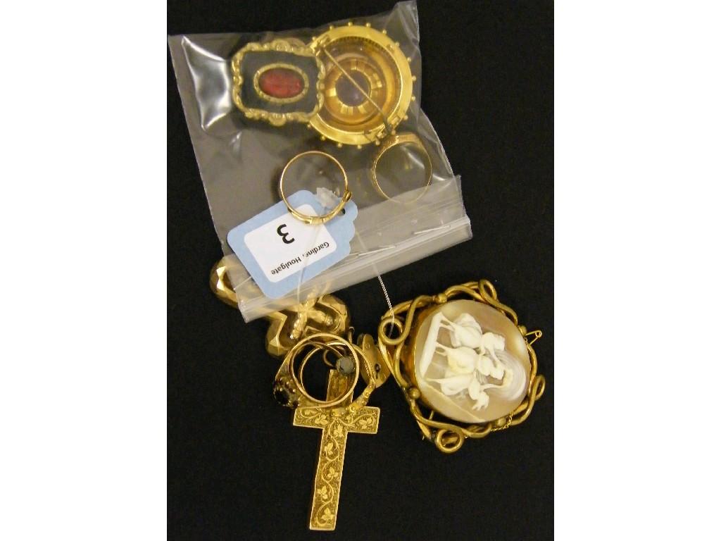 Appraisal: Selection of assorted jewellery including a cameo brooch circular gilt